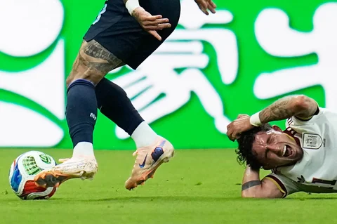 Pemain Uruguay Brian Rodriguez, berebut bola dengan pemain Spanyol  Yeremy Pino selama pertandingan sepak bola Grup H Piala Dunia antara Uruguay dan Spanyol di Zapopan, dekat Guadalajara, Meksiko, Jumat (26/06/2026).