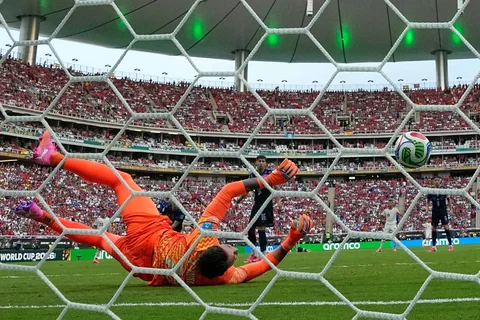 Kiper Uruguay Fernando Muslera dikalahkan oleh tendangan pemain Spanyol  Alex Baena selama pertandingan sepak bola Grup H Piala Dunia antara Uruguay dan Spanyol di Zapopan, dekat Guadalajara, Meksiko, Jumat (26/06/2026).