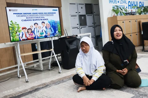 Anak Nasabah PNM Terima Beasiswa