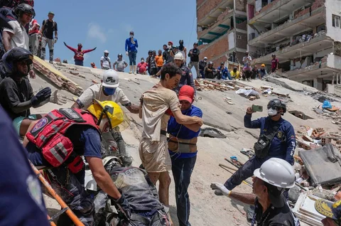 Petugas penyelamat membantu Daniel Cordero setelah menariknya dari reruntuhan dua hari setelah gempa bumi melanda Catia la Mar, Venezuela, Jumat (26/06/2026).