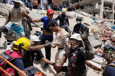 Petugas penyelamat membantu Daniel Cordero setelah menariknya dari reruntuhan dua hari setelah gempa bumi melanda Catia la Mar, Venezuela, Jumat (26/06/2026).