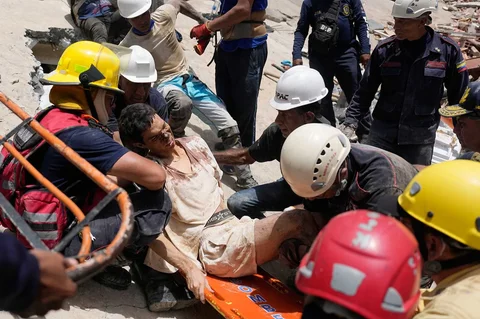 Petugas penyelamat membantu Daniel Cordero setelah menariknya dari reruntuhan dua hari setelah gempa bumi melanda Catia la Mar, Venezuela, Jumat (26/06/2026).