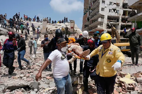 Petugas penyelamat mengevakuasi Daniel Cordero setelah menariknya dari reruntuhan dua hari setelah gempa bumi melanda Catia la Mar, Venezuela, Jumat (26/06/2026).