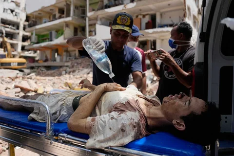 Petugas penyelamat mengevakuasi Daniel Cordero setelah menariknya dari reruntuhan dua hari setelah gempa bumi melanda Catia la Mar, Venezuela, Jumat (26/06/2026).