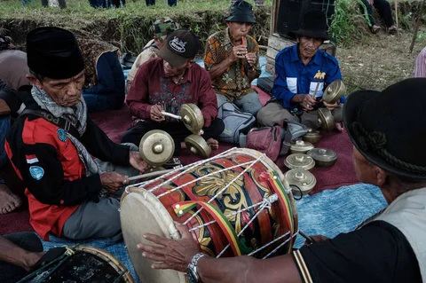 Warga memainkan alat musik tradisional saat  kegiatan  Pacu Jawi di desa Simabur, Kabupaten Tanah Datar, Sumatera Barat, Sabtu (27/06/2026).
