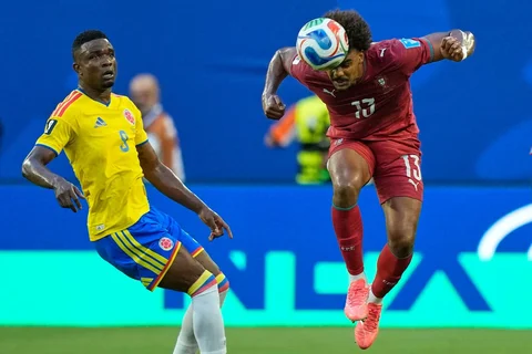 Pemain Portugal Renato Veiga menyundul bola sementara pemain Kolombia Jhon Cordoba memperhatikan selama pertandingan sepak bola Grup K Piala Dunia antara Kolombia dan Portugal di Miami Gardens, Florida, Amerika Serikat, Sabtu (27/06/2026).
