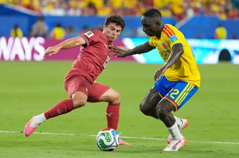 Pemain Kolombia Deiver Machado berebut bola dengan pemain Potugal  Joao Neves selama pertandingan sepak bola Grup K Piala Dunia antara Kolombia dan Portugal di Miami Gardens, Florida, Amerika Serikat, Sabtu (27/06/2026).