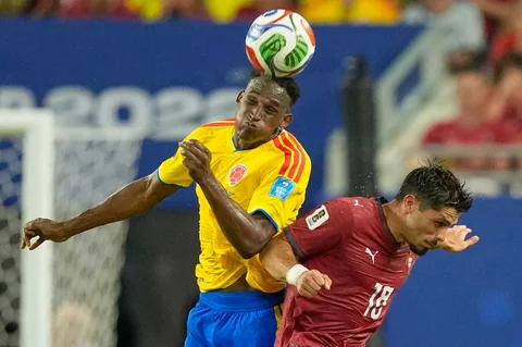 Pemian Kolombia Jhon Lucumi berebut bola dengan pemain Portugal  Pedro Neto selama pertandingan sepak bola Grup K Piala Dunia antara Kolombia dan Portugal di Miami Gardens, Florida, Amerika Serikat, Sabtu (27/06/2026).