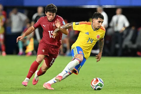 Pemain PortugalJoao Neves berebut bola dengan pemain Kolombia Gustavo Puerta selama pertandingan sepak bola Grup K Piala Dunia 2026 antara Kolombia dan Portugal di Stadion Miami di Miami Garden,  Amerika Serikat, Sabtu (27/06/2026).