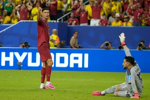 Pemain Portugal Cristiano Ronaldo bereaksi setelah melewatkan peluang selama pertandingan sepak bola Grup K Piala Dunia antara Kolombia dan Portugal di Miami Gardens, Florida, Amerika Serikat, Sabtu (27/06/2026).