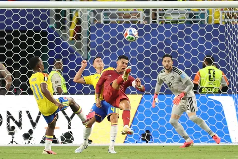 Pemain Portugal Cristiano Ronaldo, melakukan tendangan salto namun gagal mencetak gol selama pertandingan sepak bola Grup K Piala Dunia 2026 antara Kolombia dan Portugal di Stadion Miami, Amerika Serikat, Sabtu (27/06/2026).