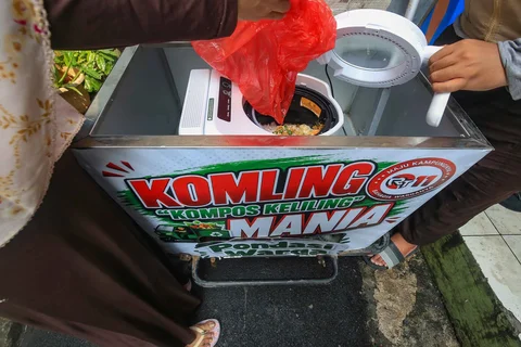 Petugas melayani warga yang membuang sampah organik pada gerobak listrik Komling (kompos keliling) di Rt  11/ 07, Gandarai Utara, Jakarta, Minggu (28/06/2026).