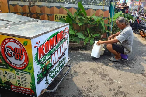 Warga menanam tanaman hias dengan menggunkan kompos Komling (kompos keliling) di Rt  11/ 07, Gandarai Utara, Jakarta, Minggu (28/06/2026).