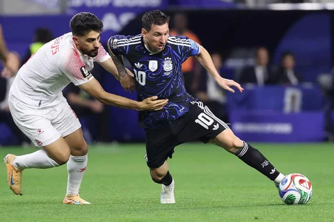 Pemain Argentina Lionel Messi mengontrol bola melawan pemain Yordania  Amer Jamous selama pertandingan sepak bola Grup J Piala Dunia antara Yordania dan Argentina di Arlington, Texas, dekat Dallas, Amerika Serikat, Sabtu (27/06/2026).