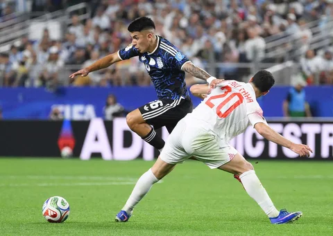 Pemain Argentina Thiago Almada dihadang pemain Yordania  Mohannad Abutaha selama pertandingan Grup J Piala Dunia FIFA 2026 antara Yordania dan Argentina di Stadion Dallas di Arlington, Texas. Amerika Serikat, Sabtu (27/06/2026).