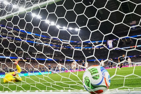 Pemain Argentina Lautaro Martinez mencetak gol kedua mereka dari titik penalti selama pertandingan sepak bola Grup J Piala Dunia antara Yordania dan Argentina di Arlington, Texas, dekat Dallas, Amerika Serikat, Sabtu (27/06/2026).