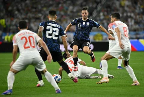 Pemain Yordania Mahmoud Almardi, dan pemain  Argentina Giovani Lo Celso berebut bola selama pertandingan sepak bola Grup J Piala Dunia 2026 antara Yordania dan Argentina di Stadion Dallas di Arlington,  Amerika Serikat, Sabtu (27/06/2026).