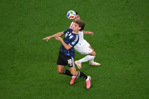 Pemain Argentina Nico Paz berebut bola dengan pemain Yordania Noor selama pertandingan sepak bola Grup J Piala Dunia antara Yordania dan Argentina di Arlington, Texas, dekat Dallas, Amerika Serikat, Sabtu (27/06/2026).<br />AP Photo/Jessica Tobias