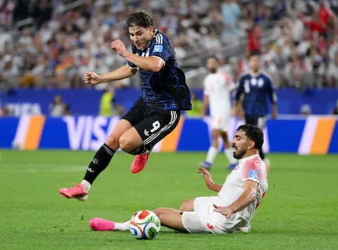Pemain Argentina Julian Alvarez dihalangi pemain Yordania Husam Abudahab selama pertandingan Grup J Piala Dunia FIFA 2026 antara Yordania dan Argentina di Stadion Dallas di Arlington, Texas, Amerika Serikat, Sabtu (27/06/2026).