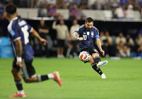 Pemain Argentina Lionel Messi melepaskan tembakan ke gawang selama pertandingan Grup J Piala Dunia FIFA 2026 antara Yordania dan Argentina di Stadion Dallas di Arlington, Texas, Amerika Serikat, Sabtu (27/06/2026).