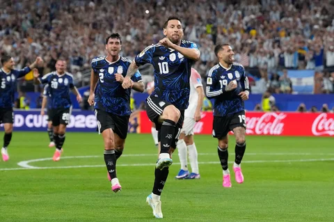 Pemain Argentina Lionel Messi merayakan gol ke-3 timnya selama pertandingan sepak bola Grup J Piala Dunia antara Yordania dan Argentina di Arlington, Texas, dekat Dallas, Amerika Serikat, Sabtu (27/06/2026).