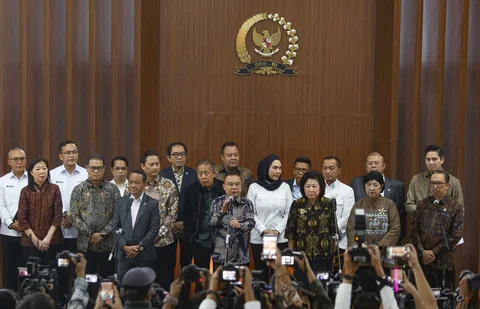 Wakil Ketua DPR Sufmi Dasco Ahmad (tengah) bersama Menteri ESDM Bahlil Lahadalia (kiri) dan Wakil Ketua Dewan Ekonomi Nasional (DEN) Mari Elka Pangestu (kanan) menyampaikan keterangan pers usai rapat koordinasi di Kompleks Parlemen, Senayan, Jakarta, Senin (29/6/2026).