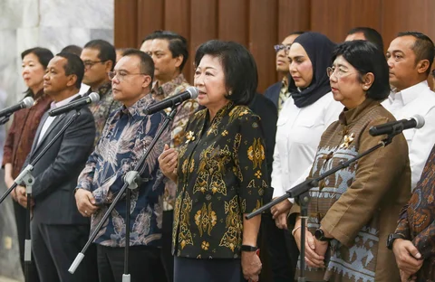 Wakil Ketua Dewan Ekonomi Nasional (DEN) Mari Elka Pangestu (kanan) bersama Wakil Ketua DPR Sufmi Dasco Ahmad (dan Menteri ESDM Bahlil Lahadalia menyampaikan keterangan pers usai rapat koordinasi di Kompleks Parlemen, Senayan, Jakarta, Senin (29/6/2026).