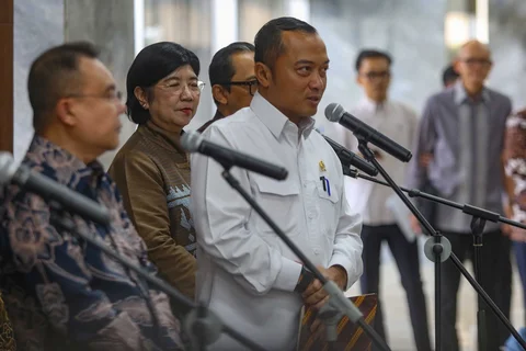 Menteri Sekretaris Negara Prasetyo Hadi bersama Wakil Ketua DPR Sufmi Dasco Ahmad  menyampaikan keterangan pers usai rapat koordinasi di Kompleks Parlemen, Senayan, Jakarta, Senin (29/6/2026).