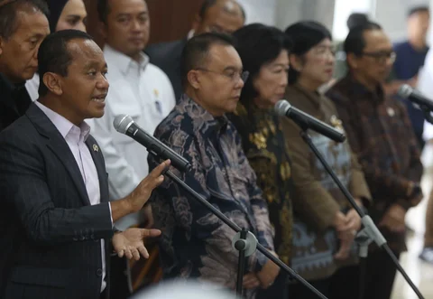 Menteri ESDM Bahlil Lahadalia bersama Wakil Ketua DPR Sufmi Dasco Ahmad menyampaikan keterangan pers usai rapat koordinasi di Kompleks Parlemen, Senayan, Jakarta, Senin (29/6/2026).