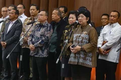 Deputi Gubernur Senior BI Destry Damayanti  menyampaikan keterangan pers usai rapat koordinasi di Kompleks Parlemen, Senayan, Jakarta, Senin (29/6/2026).