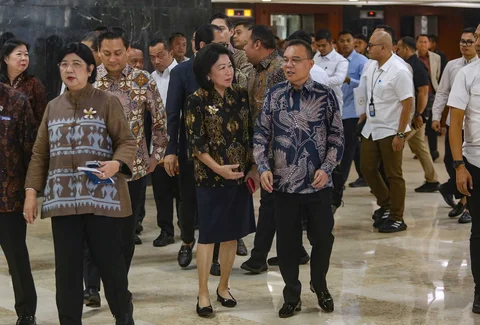 Wakil Ketua DPR Sufmi Dasco Ahmad berbincang dengan Wakil Ketua Dewan Ekonomi Nasional (DEN) Mari Elka Pangestu usai menghadiri rapat koordinasi di Kompleks Parlemen, Senayan, Jakarta, Senin (29/6/2026).
