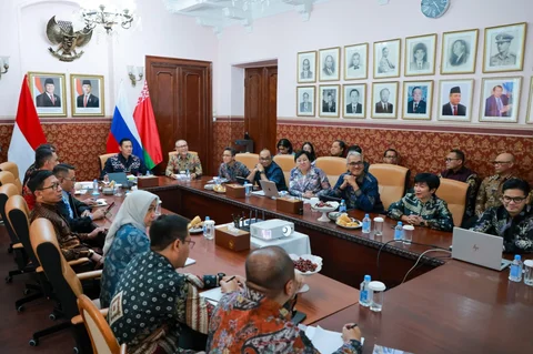 Menteri Koordinator Bidang Infrastruktur dan Pembangunan Kewilayahan Agus Harimurti Yudhoyono berdialog dengan perwakilan diaspora Indonesia saat pertemuan di KBRI Moskow, Rusia, Minggu (31/5/2026).