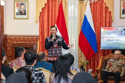 Menteri Koordinator Bidang Infrastruktur dan Pembangunan Kewilayahan Agus Harimurti Yudhoyono berdialog dengan perwakilan diaspora Indonesia saat pertemuan di KBRI Moskow, Rusia, Minggu (31/5/2026).