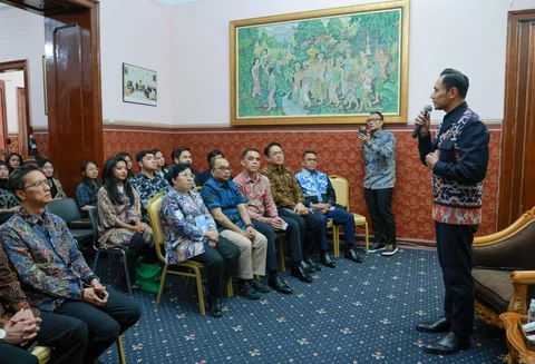 Menteri Koordinator Bidang Infrastruktur dan Pembangunan Kewilayahan Agus Harimurti Yudhoyono berdialog dengan perwakilan diaspora Indonesia saat pertemuan di KBRI Moskow, Rusia, Minggu (31/5/2026).