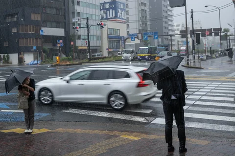Orang-orang beraktivitas di tengah hujan deras akibat badai tropis dahsyat Jangmi di Tokyo, Rabu (03/06/2026).