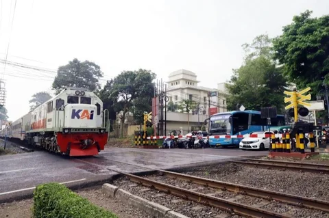 PT KAI Daop 1 Jakarta memperkuat sinergi lintas sektor untuk meningkatkan Keselamatan Perlintasan Kereta Api dan pengguna jalan, sekaligus mengedukasi masyarakat agar lebih waspada.