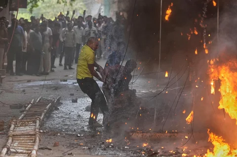 Warga setempat menyelamatkan seorang warga negara asing dari kebakaran hotel di New Delhi, India, Rabu (03/06/2026).