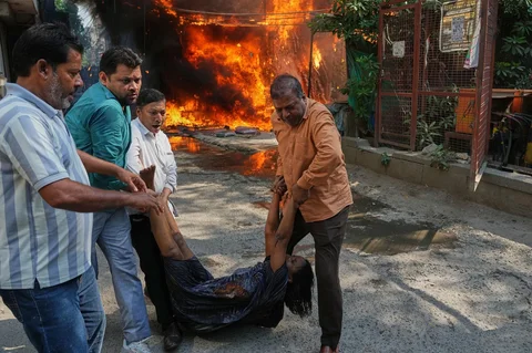 Warga setempat menyelamatkan seorang warga negara asing dari kebakaran hotel di New Delhi, India, Rabu (03/06/2026).