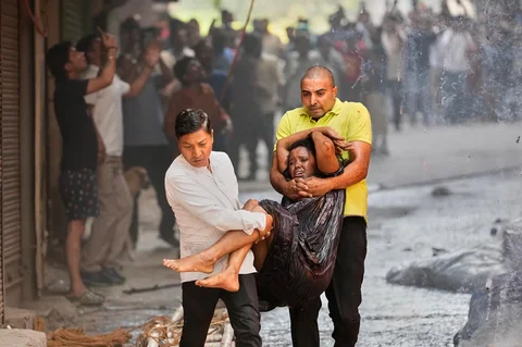 Warga setempat menyelamatkan seorang warga negara asing dari kebakaran hotel di New Delhi, India, Rabu (03/06/2026).