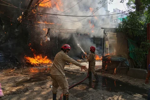 Petugas pemadam kebakaran memadamkan api  saat kebakaran hotel di New Delhi, India, Rabu (03/06/2026).