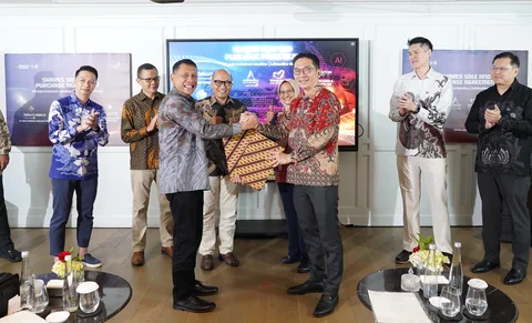 Direktur Utama TelkomMetra Pramasaleh Haryo Utomo (kiri depan) C Group CEO Fullerton Health Ho Kuen Loon (kanan depan) pada acara SPA signing ceremony terkait divestasi atas AdMedika Group.