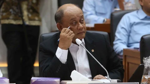 Kepala Badan Gizi Nasional (BGN) Dadan Hidayana melaporkan lebih dari 6.457 orang terdampak keracunan makanan bergizi gratis (MBG). (merdeka.com/Arie Basuki)
