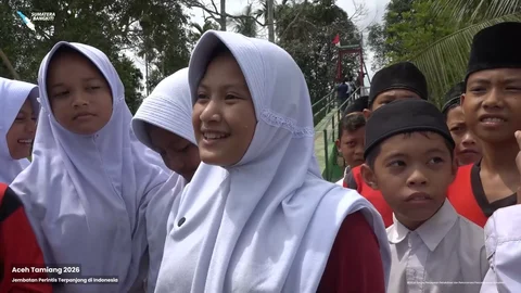 Dulu Naik Perahu, Kini Pelajar Aceh Tamiang Bisa Berangkat Sekolah dengan Mudah Berkat Jembatan Gantung 240 Meter