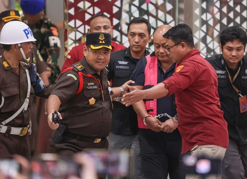Mantan kepala Badan Gizi Nasional Dadan Hindayana digiring ke mobil tahanan usai menjalani pemeriksaan di Gedung Jampidsus Kejagung, Jakarta Selatan, Rabu (03/06/2026).
