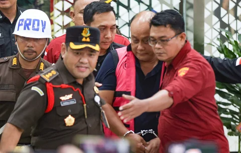 Mantan kepala Badan Gizi Nasional Dadan Hindayana digiring ke mobil tahanan usai menjalani pemeriksaan di Gedung Jampidsus Kejagung, Jakarta Selatan, Rabu (03/06/2026).