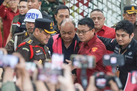 Mantan kepala Badan Gizi Nasional Dadan Hindayana digiring ke mobil tahanan usai menjalani pemeriksaan di Gedung Jampidsus Kejagung, Jakarta Selatan, Rabu (03/06/2026).