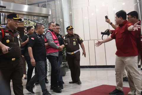 Mantan wakil kepala Badan Gizi Nasional Lodewyk Pusung<br />digiring ke mobil tahanan usai menjalani pemeriksaan di Gedung Jampidsus Kejagung, Jakarta Selatan, Rabu (03/06/2026).