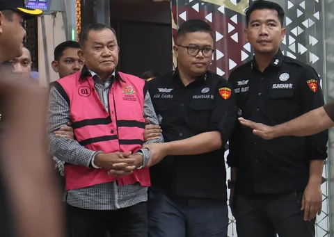 Mantan wakil kepala Badan Gizi Nasional Lodewyk Pusung<br />digiring ke mobil tahanan usai menjalani pemeriksaan di Gedung Jampidsus Kejagung, Jakarta Selatan, Rabu (03/06/2026).