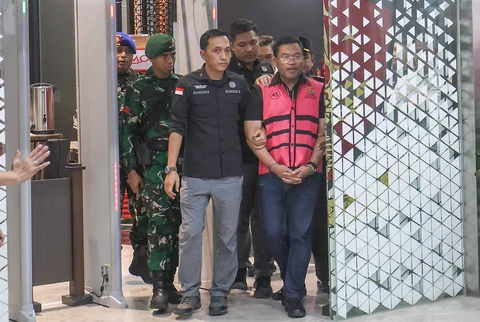 Mantan wakil kepala Badan Gizi Nasional Sony Sonjaya digiring ke mobil tahanan usai menjalani pemeriksaan di Gedung Jampidsus Kejagung, Jakarta Selatan, Rabu (03/06/2026).