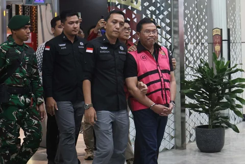 Mantan wakil kepala Badan Gizi Nasional Sony Sonjaya digiring ke mobil tahanan usai menjalani pemeriksaan di Gedung Jampidsus Kejagung, Jakarta Selatan, Rabu (03/06/2026).